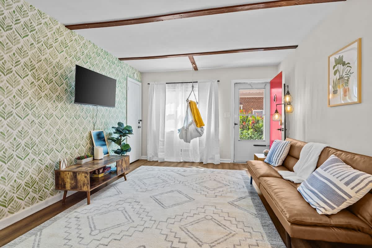 Cozy retreat w/ BBQ grill & outdoor dining — Norfolk, VA — vacation rental