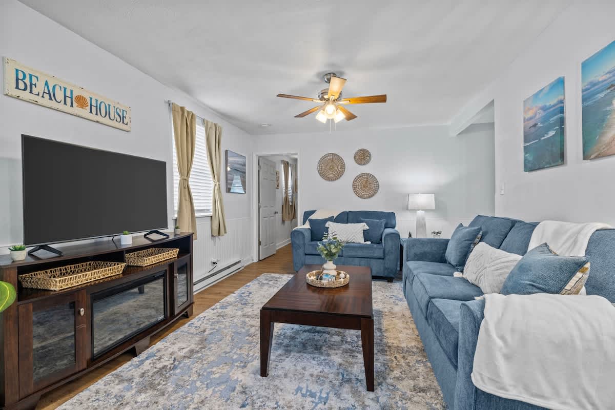 Beach Lounge~King Bed~3 min walk to Beach~Spacious