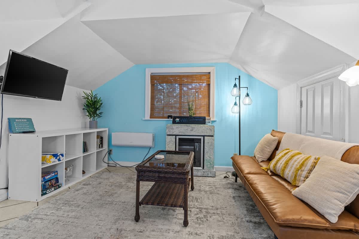 Cozy stay w/ hot tub & fireplace