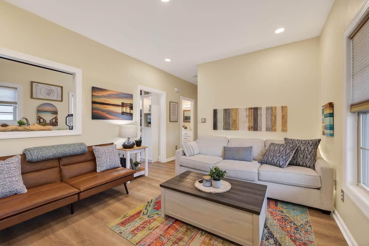 Bright 2BR stay w/ fireplace & patio — Norfolk, VA — vacation rental