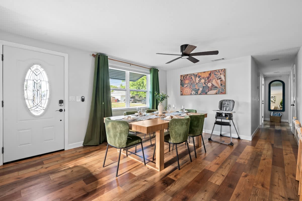 Dining Room: Bright and inviting space perfect for family feasts and game nights!