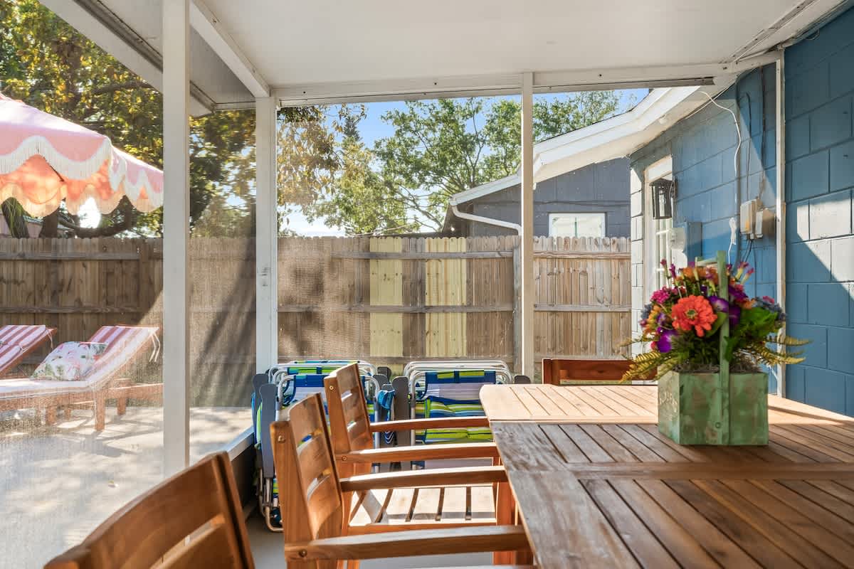 Screened Patio: Enjoy poolside dining with vibrant decor and sunshine streaming through!