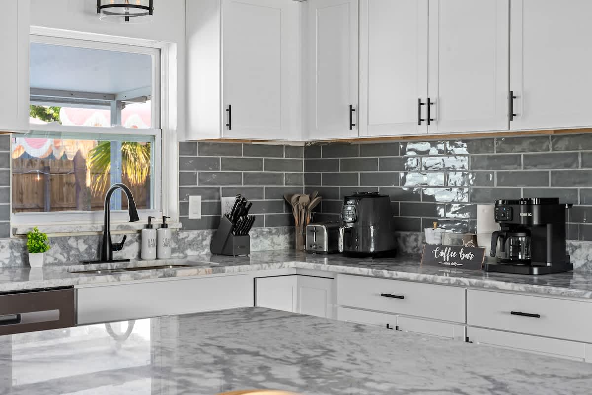 Modern Kitchen: Sleek design with marble countertops and a delightful coffee bar for morning rituals!