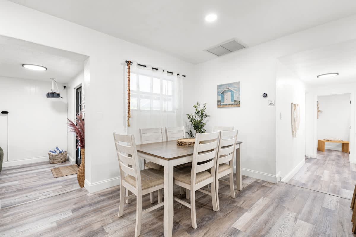 Bright 4BR home w pool & outdoor dining