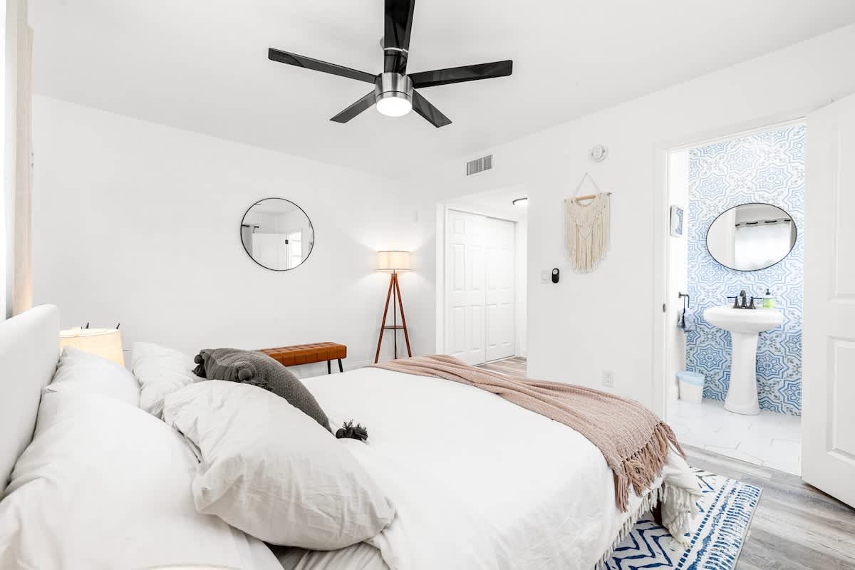 Bright 4BR home w pool & outdoor dining