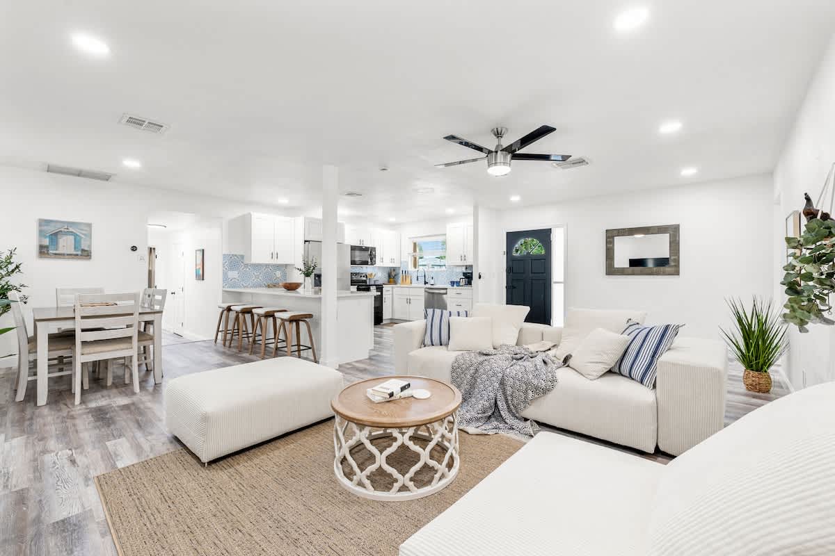 Bright 4BR home w pool & outdoor dining