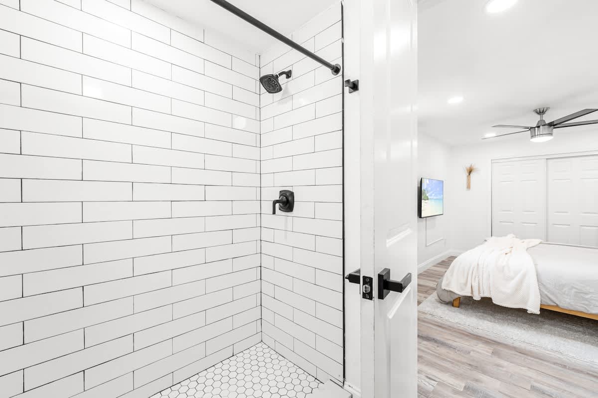 Bright 4BR home w pool & outdoor dining