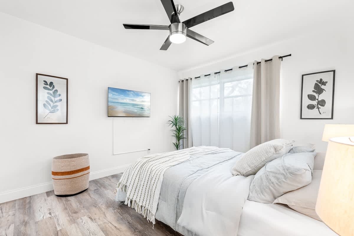 Bright 4BR home w pool & outdoor dining