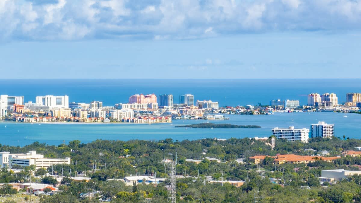 Bright 4BR home w pool & outdoor dining