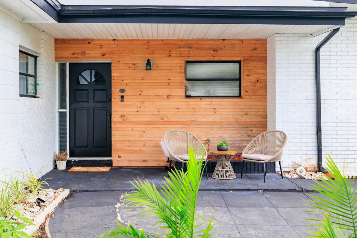 Bright 4BR home w pool & outdoor dining