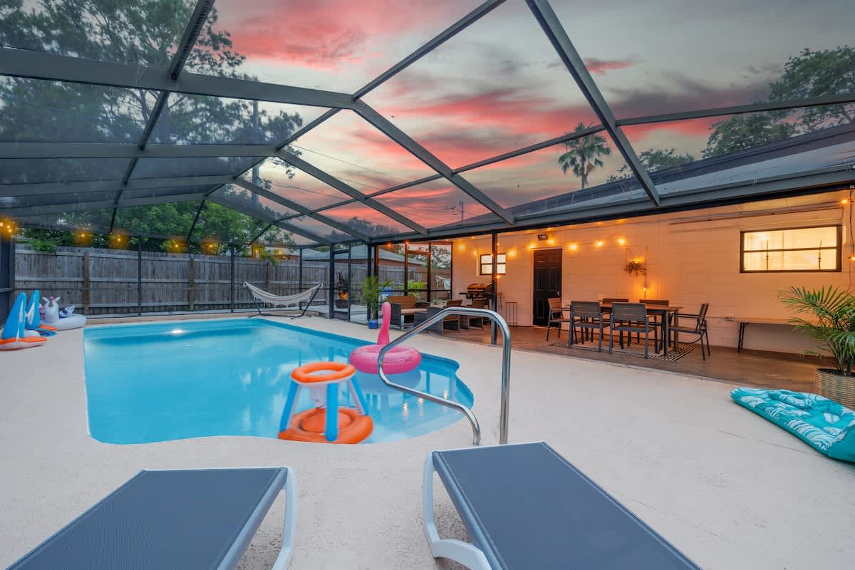 Bright 4BR home w pool & outdoor dining