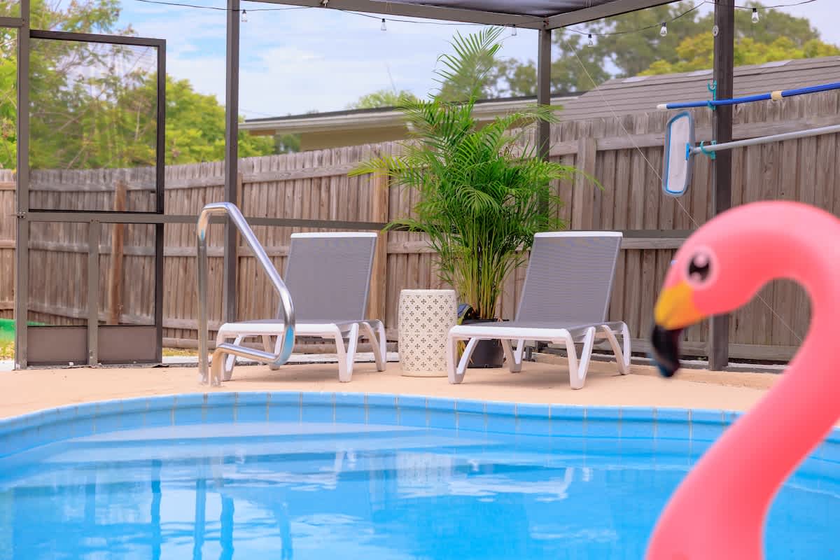 Bright 4BR home w pool & outdoor dining