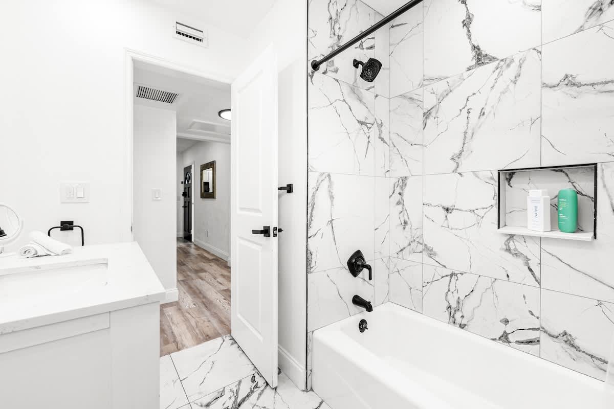 Bright 4BR home w pool & outdoor dining