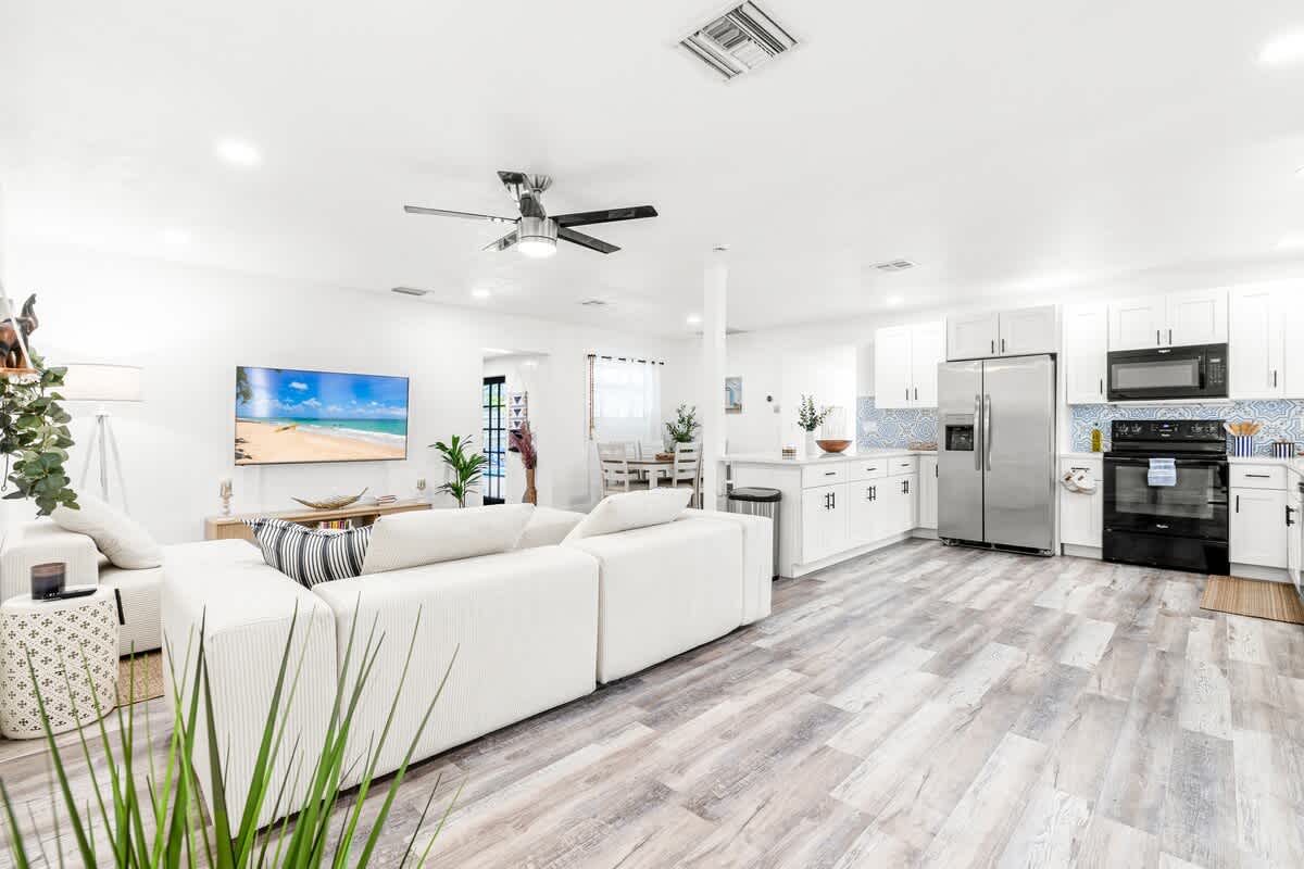 Bright 4BR home w pool & outdoor dining