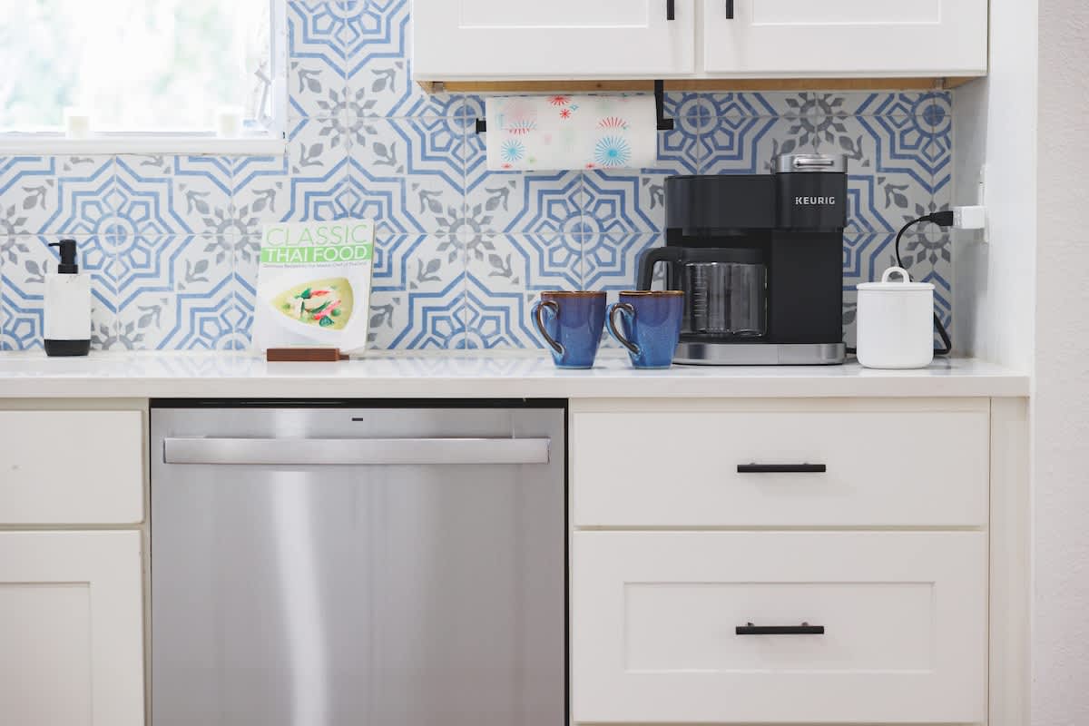 Bright 4BR home w pool & outdoor dining