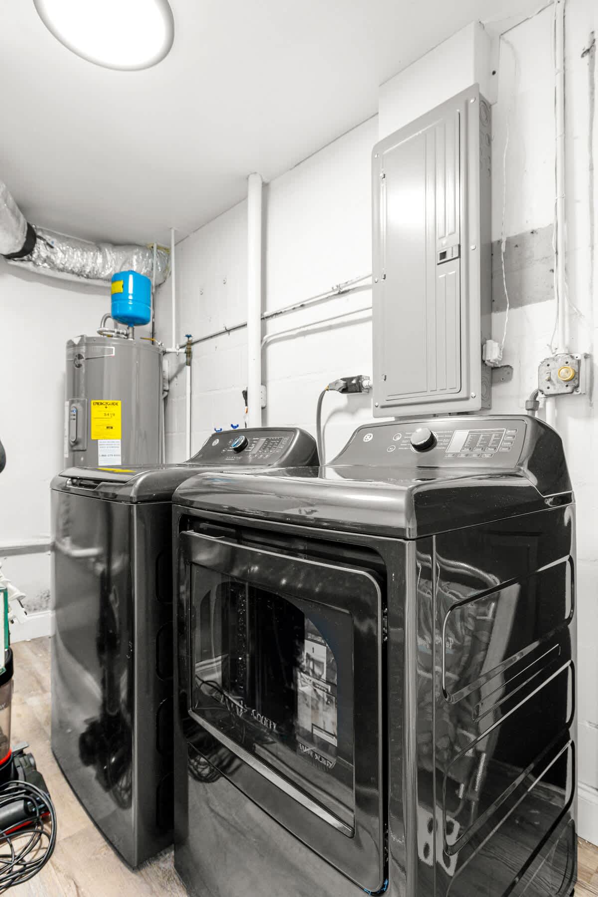 Bright 4BR home w pool & outdoor dining