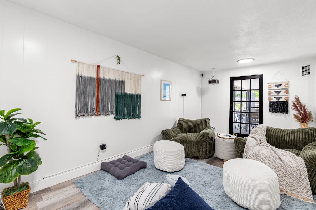 Bright 4BR home w pool & outdoor dining