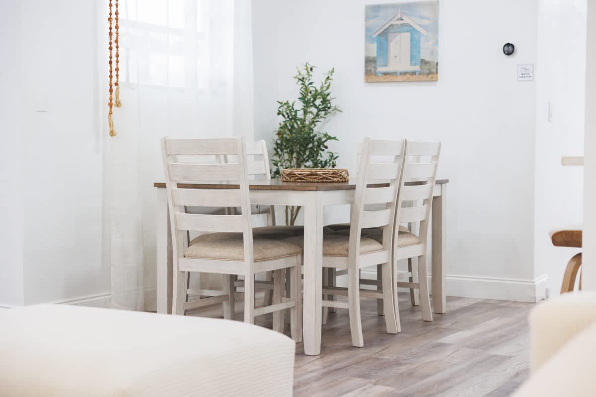 Bright 4BR home w pool & outdoor dining