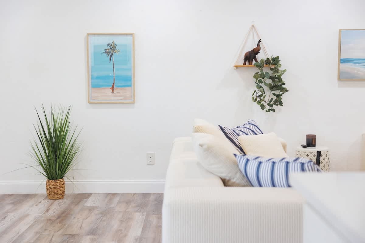 Bright 4BR home w pool & outdoor dining