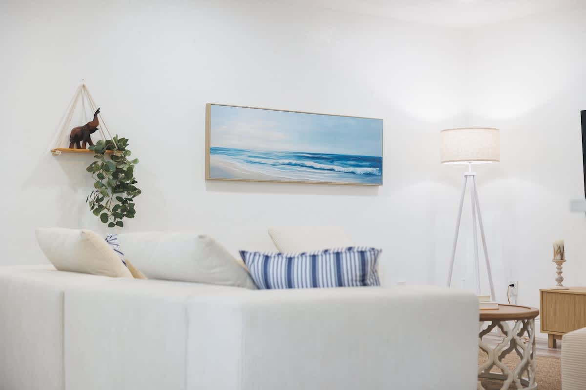 Bright 4BR home w pool & outdoor dining