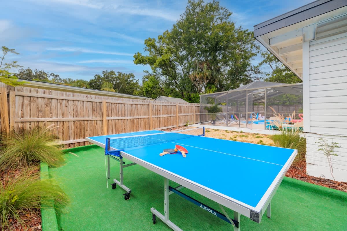 Bright 4BR home w pool & outdoor dining