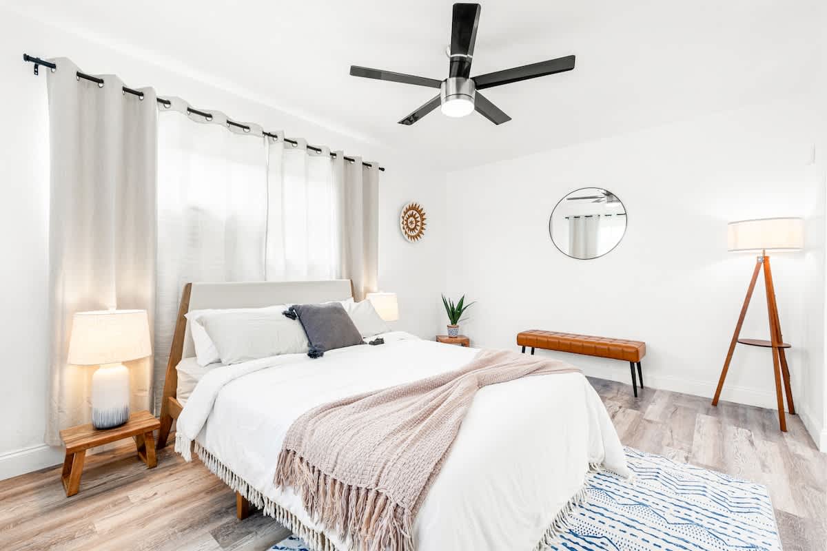 Bright 4BR home w pool & outdoor dining