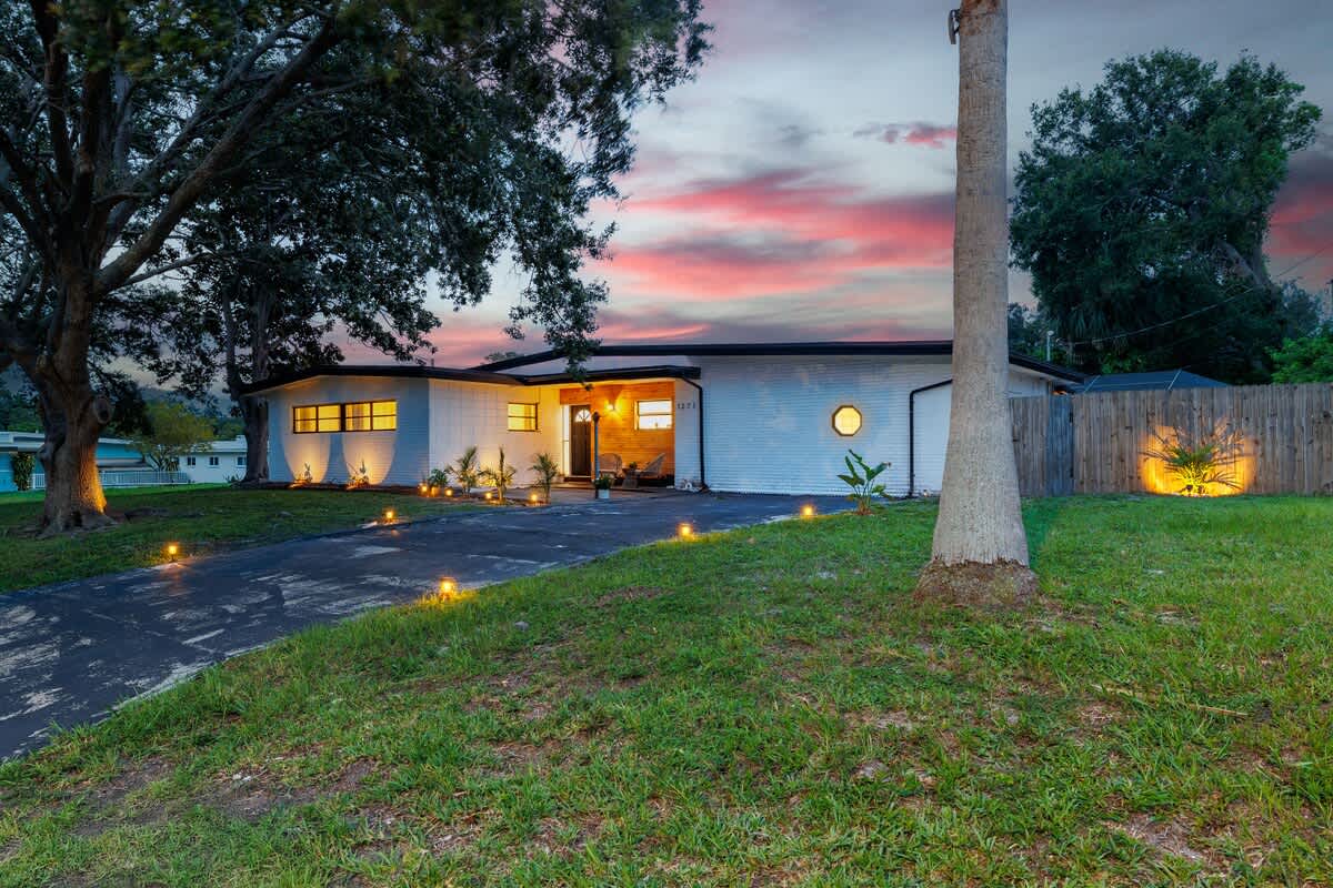 Bright 4BR home w pool & outdoor dining