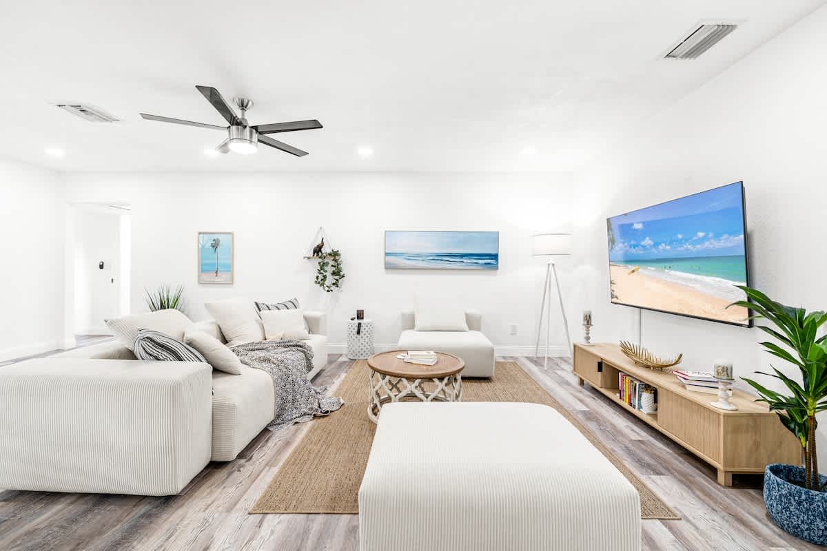 Bright 4BR home w pool & outdoor dining