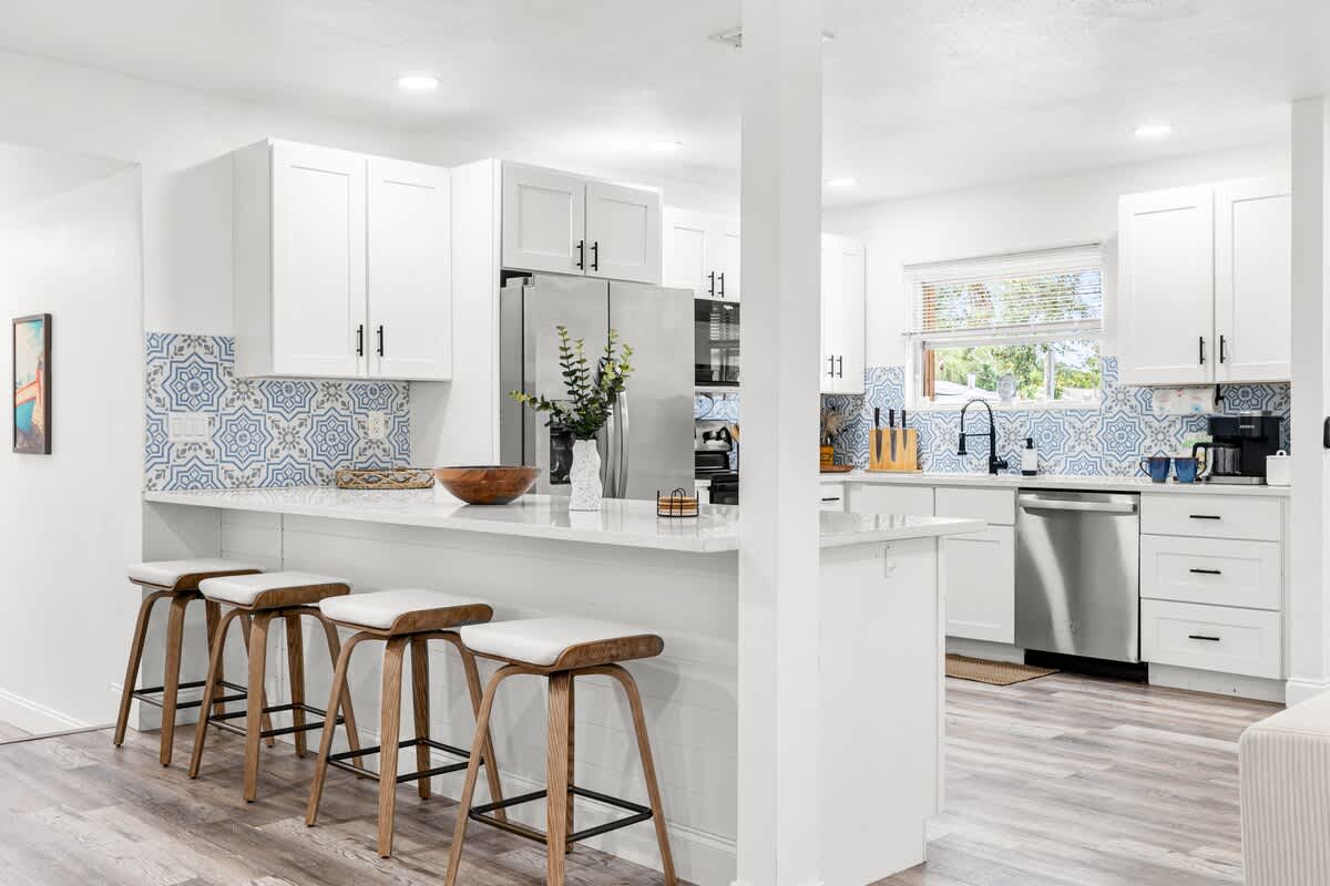 Bright 4BR home w pool & outdoor dining