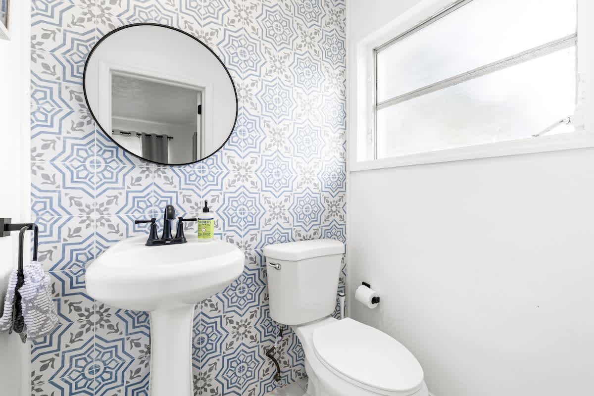 Bright 4BR home w pool & outdoor dining