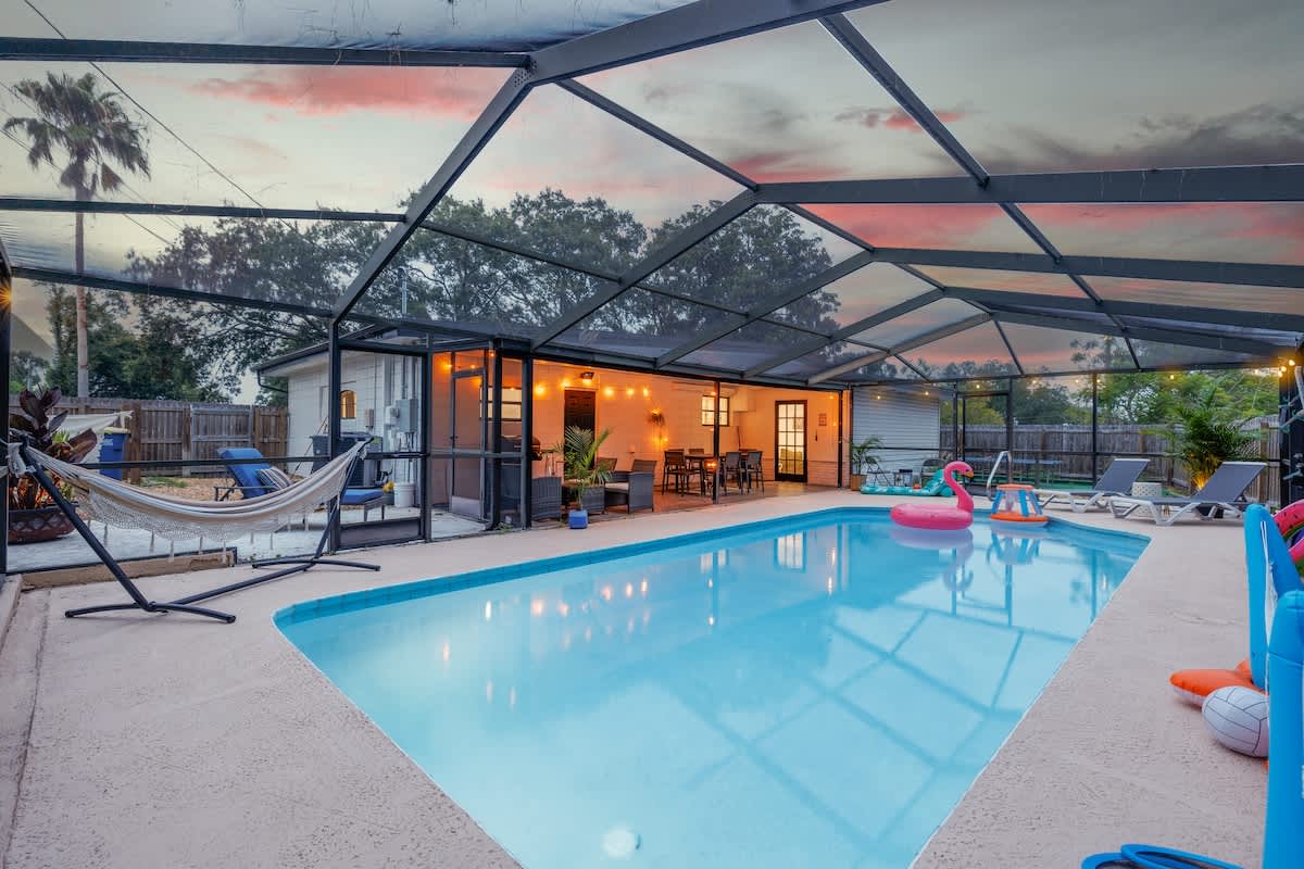 Bright 4BR home w pool & outdoor dining