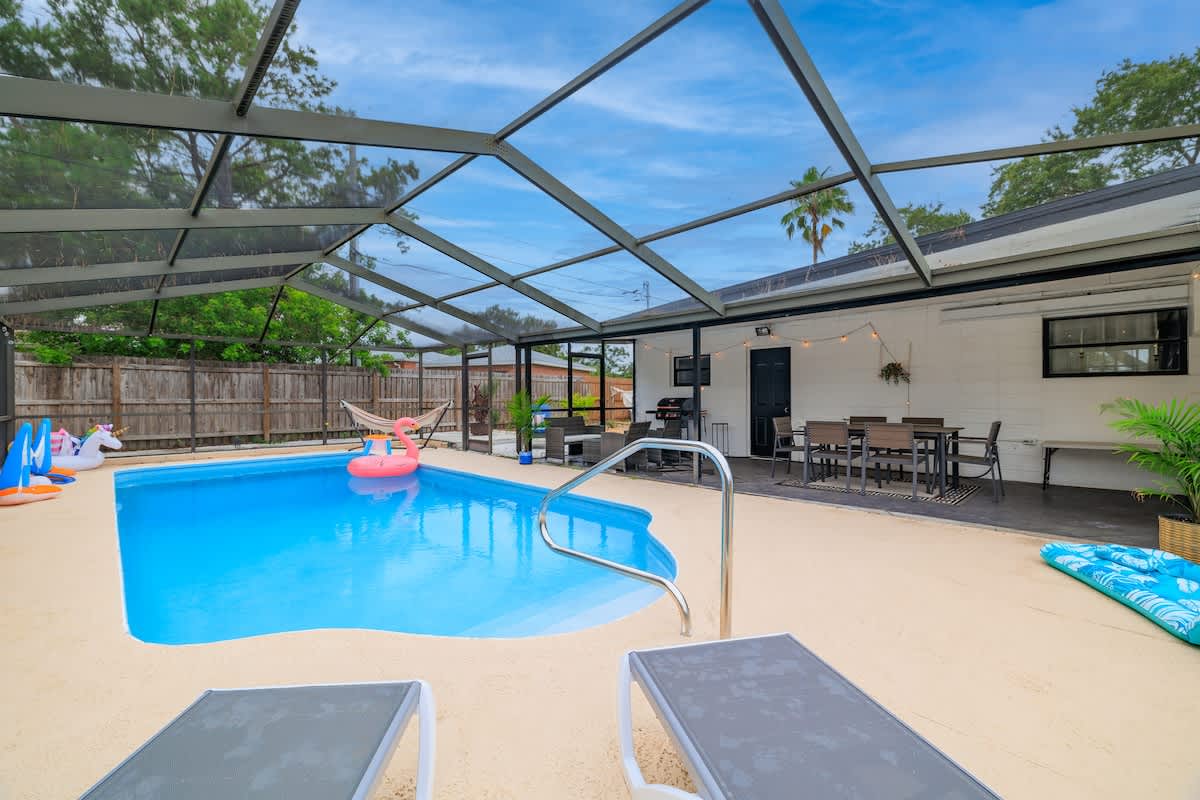 Bright 4BR home w pool & outdoor dining