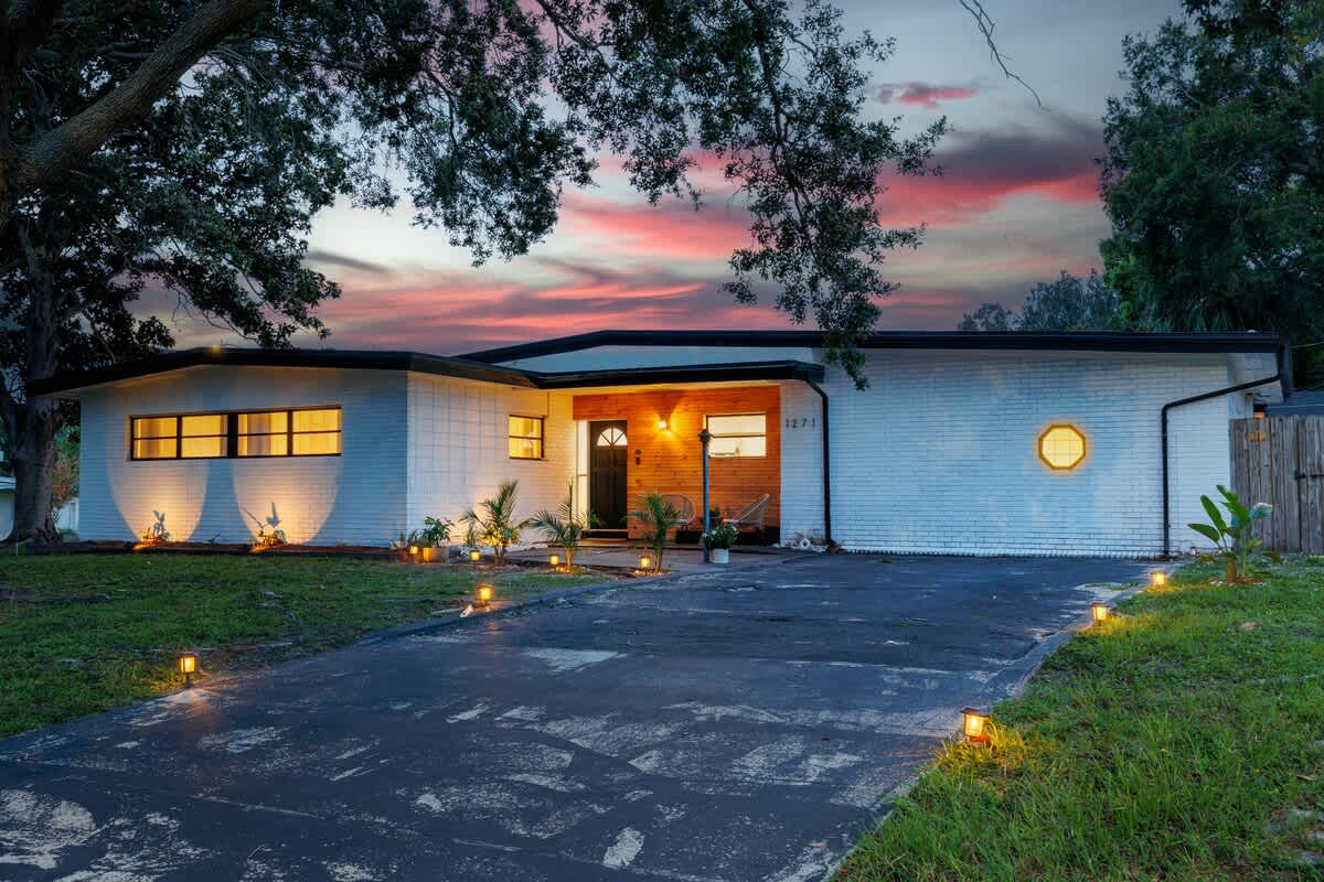 Bright 4BR home w pool & outdoor dining