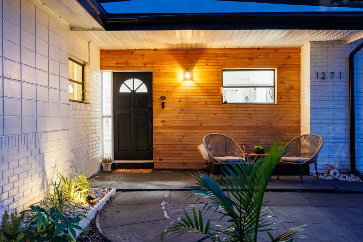 Bright 4BR home w pool & outdoor dining