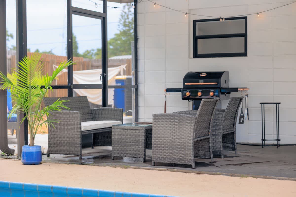 Bright 4BR home w pool & outdoor dining