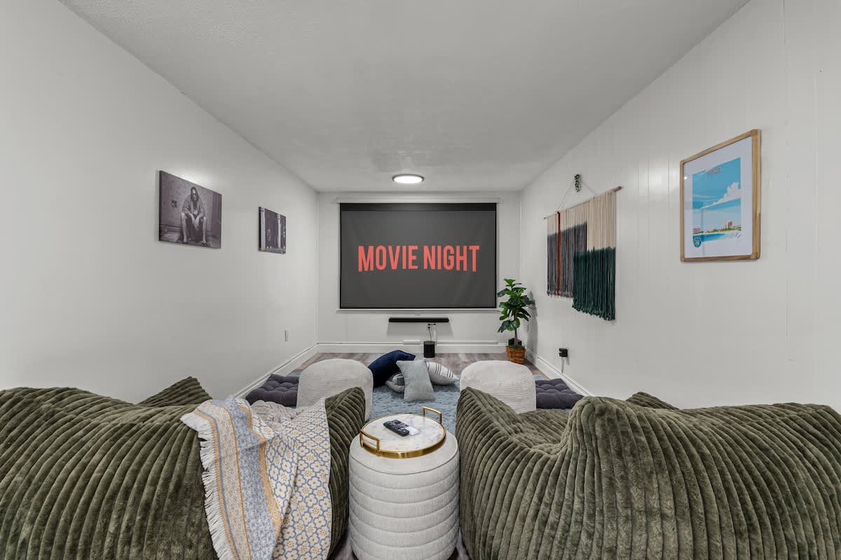 Bright 4BR home w pool & outdoor dining