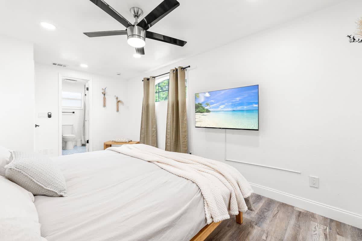 Bright 4BR home w pool & outdoor dining