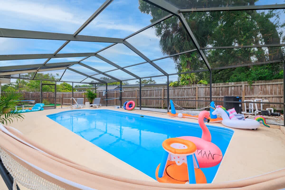 Bright 4BR home w pool & outdoor dining