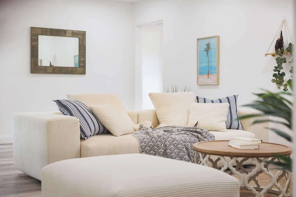 Bright 4BR home w pool & outdoor dining