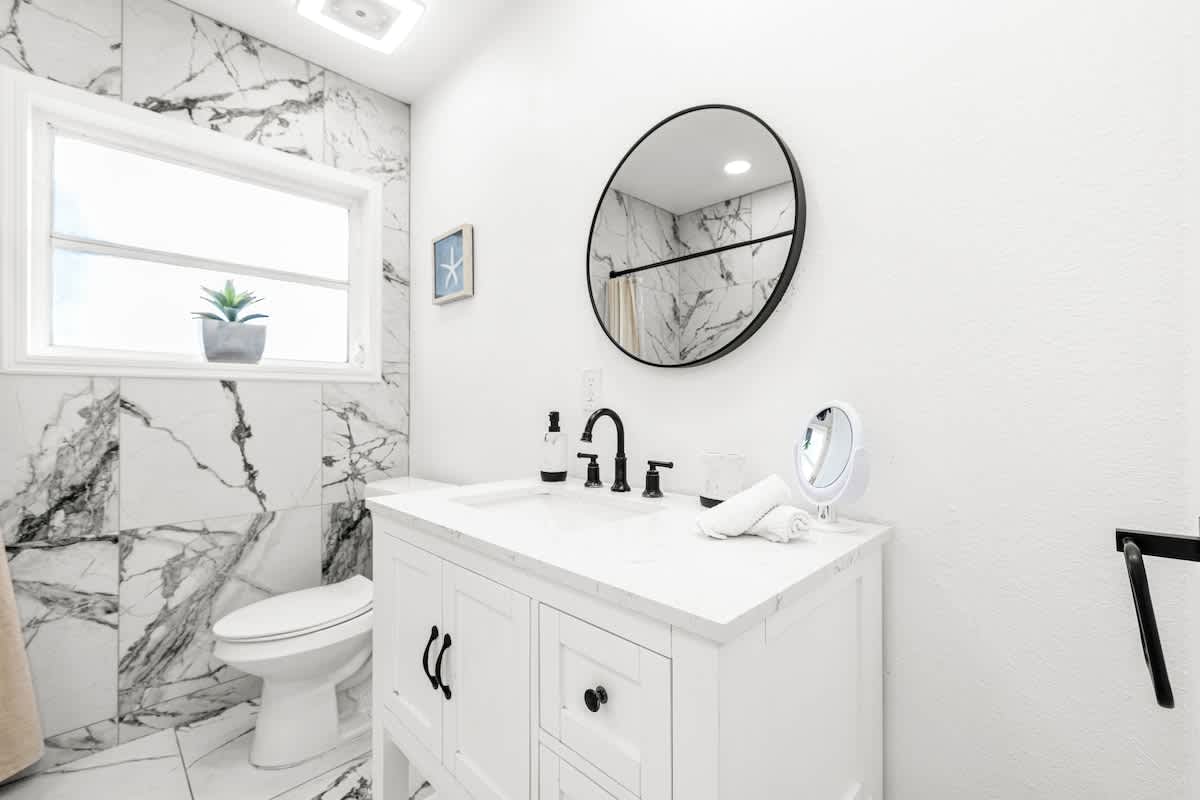 Bright 4BR home w pool & outdoor dining