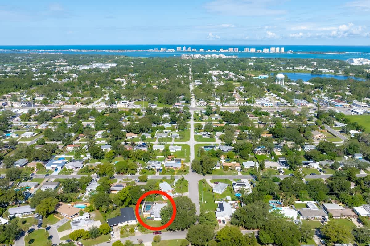 Bright 4BR home w pool & outdoor dining