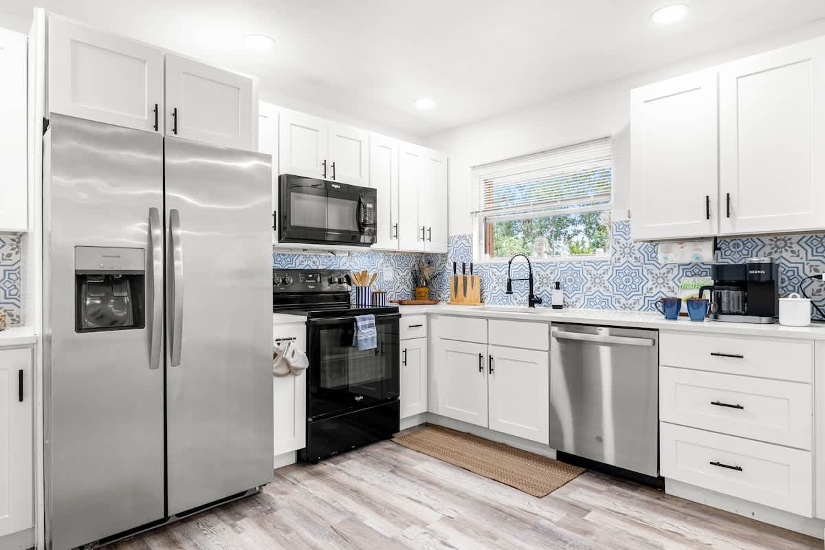 Bright 4BR home w pool & outdoor dining