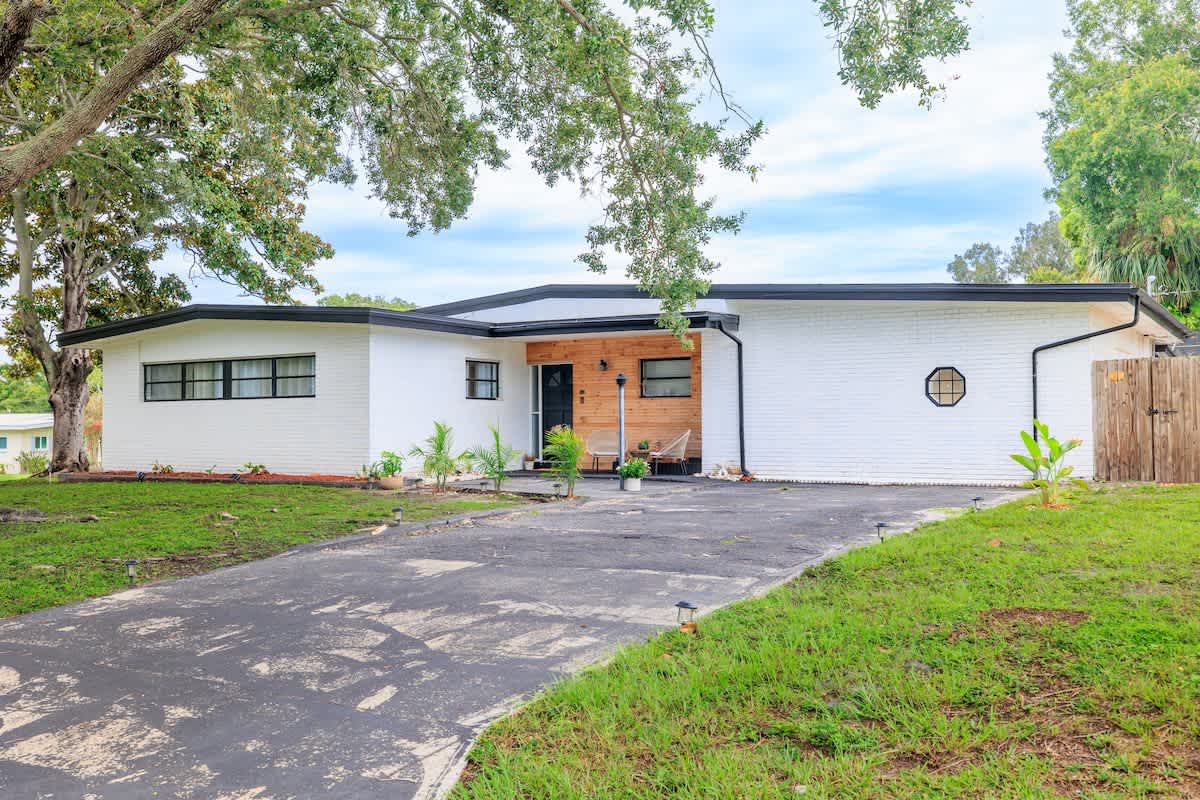 Bright 4BR home w pool & outdoor dining