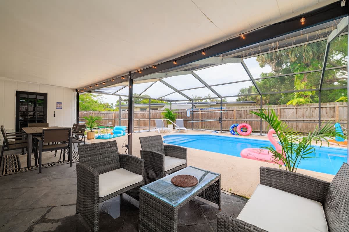 Bright 4BR home w pool & outdoor dining