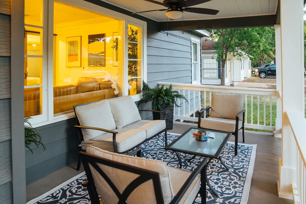 Luxury Getaway, Hot Tub Walk to Square and SWU — Georgetown, TX — vacation rental