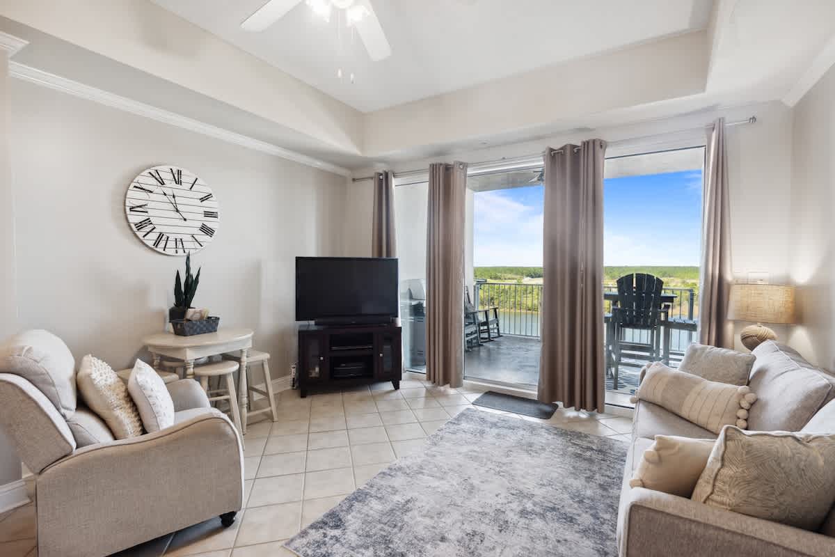 Wharf 811 Waterfront Views Lazy River sleeps 6! — Orange Beach, AL — vacation rental