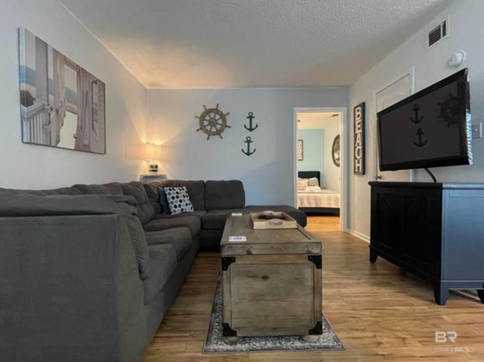 Beach Access Pet Friendly  Sleeps 6 Hangout Nearby — Gulf Shores, AL — vacation rental