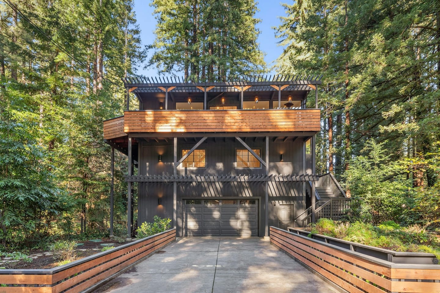 Relaxing Home Among The Redwoods – Dog-Friendly