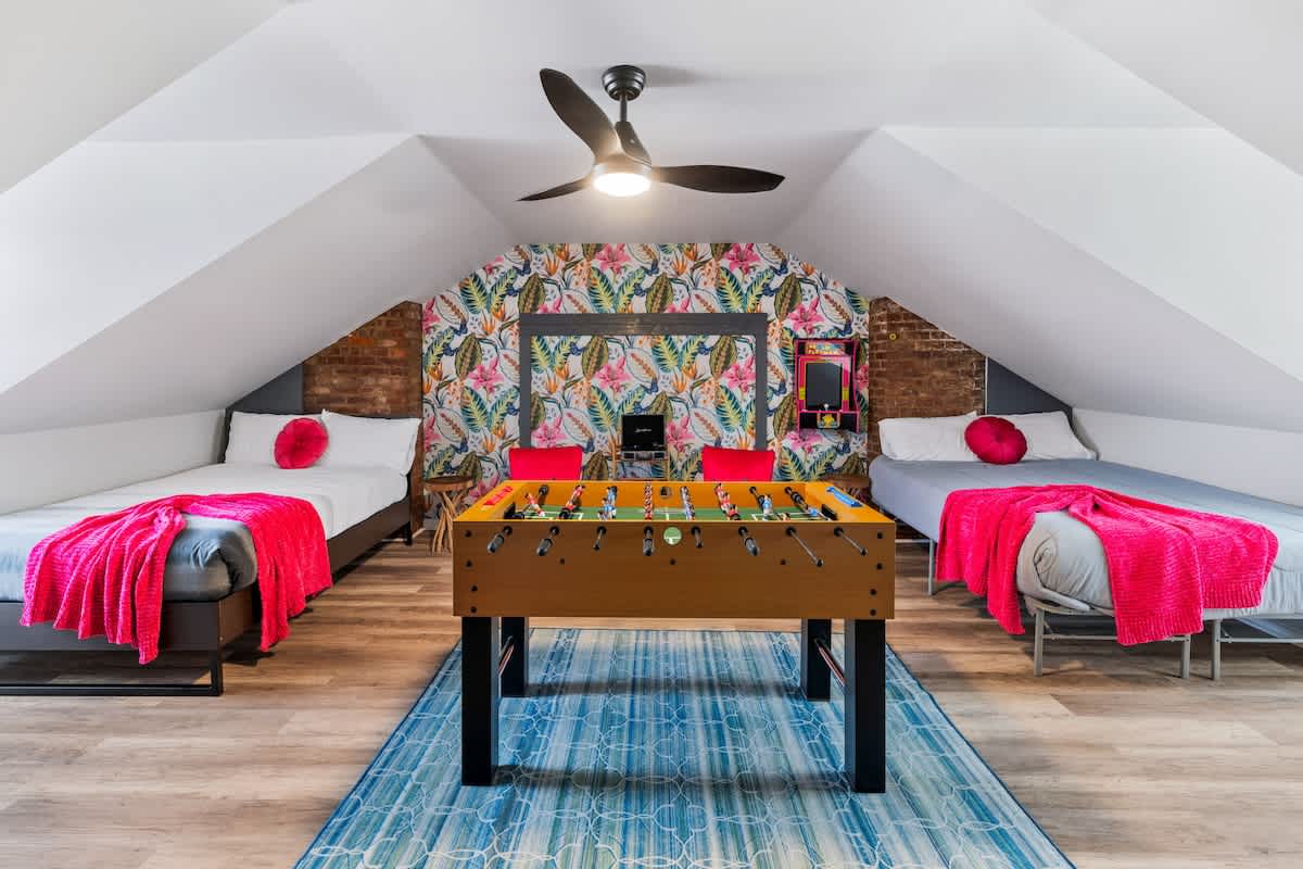 King Bed Retreat w Hot Tub
