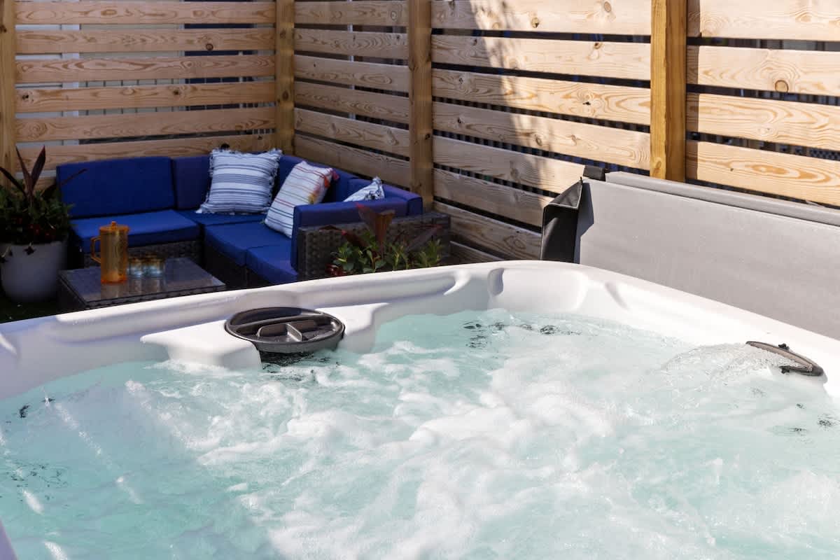 King Bed Retreat w Hot Tub
